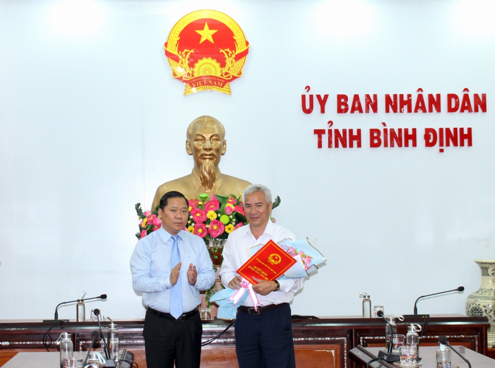 Ok365bet cc đang hoạt động UBND tỉnh trao quyết định bổ nhiệm cán bộ